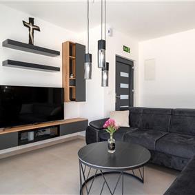 4 Bedroom Villa with Pool near Vodice town, Sibenik Riviera, sleeps 8